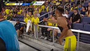 Ex-jogador do Benfica leu a cartolina de um jovem adepto, riu-se e ofereceu a camisola