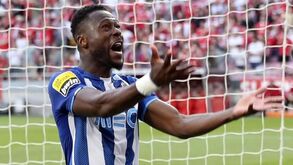 Mbemba está em França para assinar com o Marselha