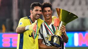 Buffon é desafiado a escolher entre Messi e Ronaldo: «Os campeões veem-se no balneário»