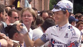 «Davam-me 40 mil euros por mês se me dopasse com EPO e pressionavam-me com mulheres»