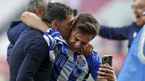 O momento mais alto (e emocionante) de Francisco Conceição no FC Porto: até levou beijo e calduço do pai