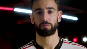 Manchester United apresenta equipamento alternativo 