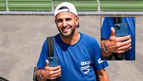 Mahrez estava à espera do novo contrato para... renovar capa do telemóvel