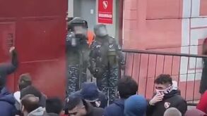 Adeptos do Indepediente provocam caos junto ao estádio: polícia teve de usar gás lacrimogéneo 