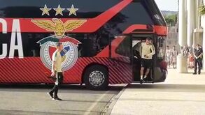 A chegada do Benfica ao Estádio Algarve, ainda com Seferovic