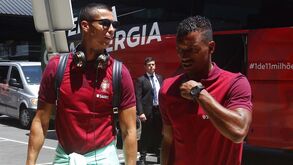 Nani quer convencer Ronaldo a ficar no Man. United: «Telefonei-lhe mas não atendeu...»