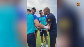 Visita de Thierry Henry ao estágio do Barcelona provocou muitos sorrisos e alguns reencontros
