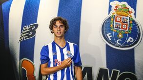 João Teixeira assina contrato profissional com o FC Porto