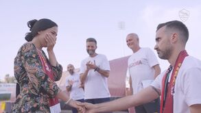 Mourinho tira foto com adeptos da Roma e segundos depois 'apadrinha'... pedido de casamento