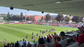 Jogadores do Benfica muito aplaudidos à entrada para o aquecimento na Suíça