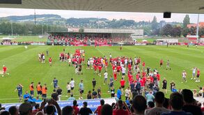 Adeptos invadiram relvado após o Benfica-Girona: jogadores encarnados 'engolidos' pela multidão
