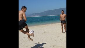 Plantel do Fulham foi treinar à praia em Tróia e Palhinha deu nas vistas