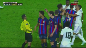 Jordi Alba 'abalroou' Vinicius Jr. e ânimos aqueceram no 'El Clásico' entre Barcelona e Real Madrid