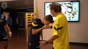 Respeito, pedido de desculpa ou brincadeira? Jovem do Fenerbahçe beija mão de Jorge Jesus