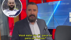 Comentador mexicano questiona Dani Alves: «Estás assim tão f... para vir para o Pumas?»