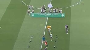 De muletas, Daniel Bragança subiu ao relvado de Alvalade e foi aplaudido pelos adeptos