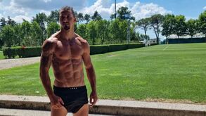 A foto em tronco nu de Ibrahimovic que faz furor: «Uma raça diferente»