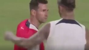 A lembrar velhos tempos? Messi irrita-se com entrada de Sergio Ramos em treino do PSG