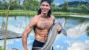 Darwin foi à pesca em dia de folga do Liverpool e... não brincou em serviço!