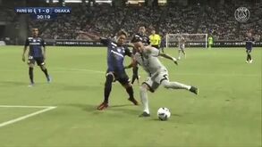 Globoesporte 'acusou' Neymar de mergulhar neste lance e avançado irritou-se: quem tem razão?