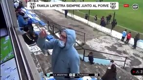 Inacreditável: presidente de clube argentino vai à bancada de imprensa agredir jornalista