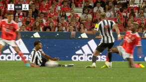 Joelinton entrou a 'matar', foi expulso e deixou Newcastle com menos um