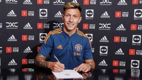 Lisandro Martinez oficializado no Manchester United