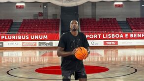 Serge Ibaka prepara nova época da NBA... no Pavilhão da Luz