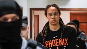 A novela continua: Jogadora da WNBA presa na Rússia pode ser trocada por... traficante de armas
