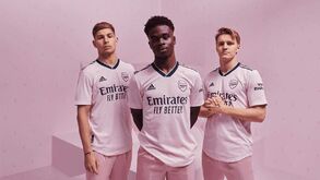 Arsenal divulga terceiro equipamento em tons cor-de-rosa para a temporada 2022/23