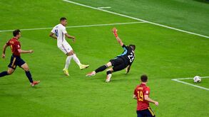 Polémico golo de Mbappé na final da Liga das Nações seria agora invalidado: IFAB clarifica lei do fora de jogo