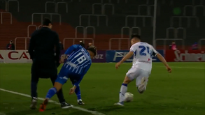 Insólito: treinador do Vélez 'arma-se' em central e vê vermelho direto por travar adversário