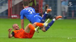 Marcou golo, auxiliar anulou, VAR validou e segundos depois... foi expulso