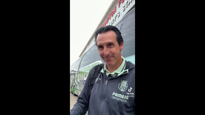 Provocação sobre o Arsenal leva Unai Emery a mostrar dedo do meio a adeptos