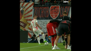 Toque de génio ou marosca? Dani Olmo ganha livre lateral após iludir toda a equipa do Bayern