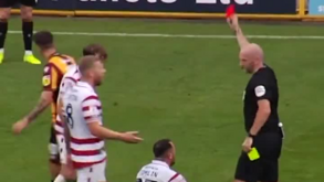 Para os apanhados (e para o Guinness?): inglês vê dois amarelos em poucos segundos e é expulso