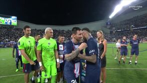 Depois dos golos, Neymar distribuiu... medalhas