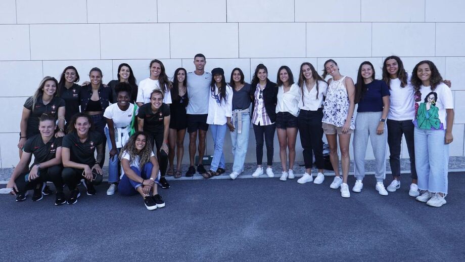 Cristiano Ronaldo cruza-se com a Seleção feminina na Cidade do Futebol e tira foto com a equipa