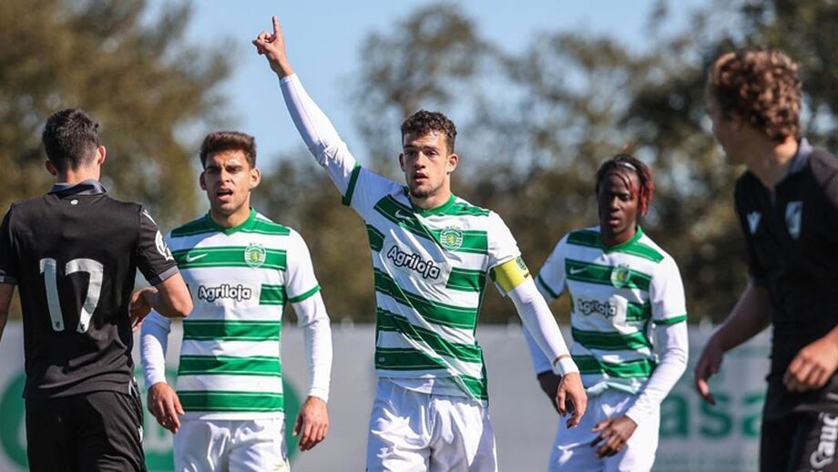Antigo treinador analisa saída de Adriano Almeida do Sporting: «Tem boa técnica»