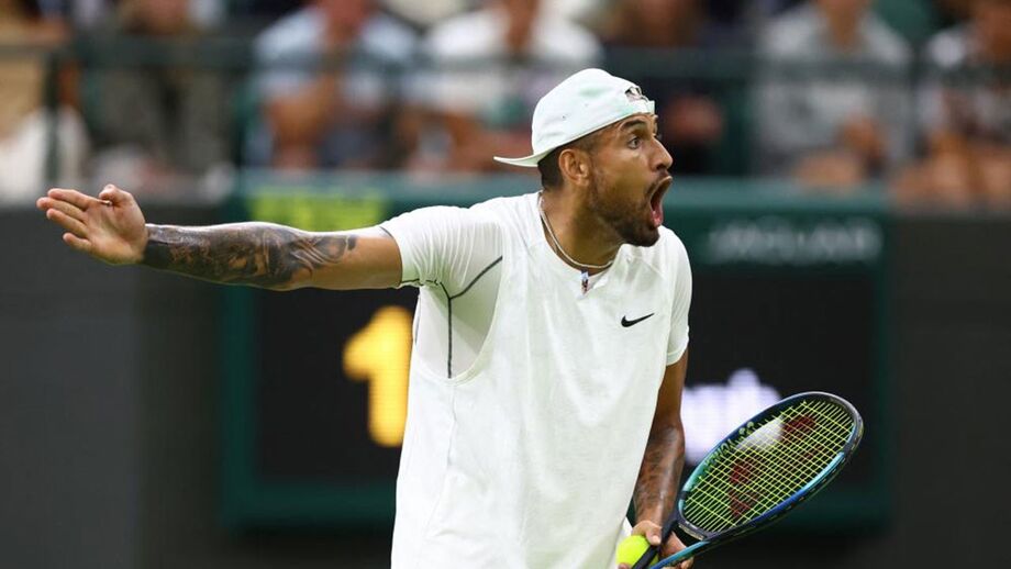 Nick Kyrgios nos 'oitavos' de Wimbledon após caótica batalha com Stefanos Tsitsipas