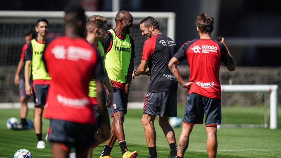 Artur Jorge puxa pelo físico
