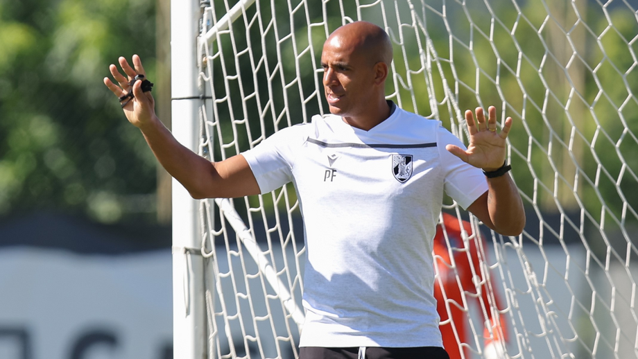 Pepa corta e leva 28 jogadores para estágio