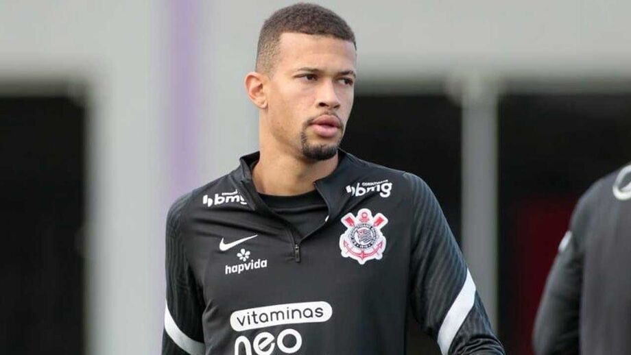 João Victor viaja na quinta-feira rumo a Portugal para reforçar o Benfica
