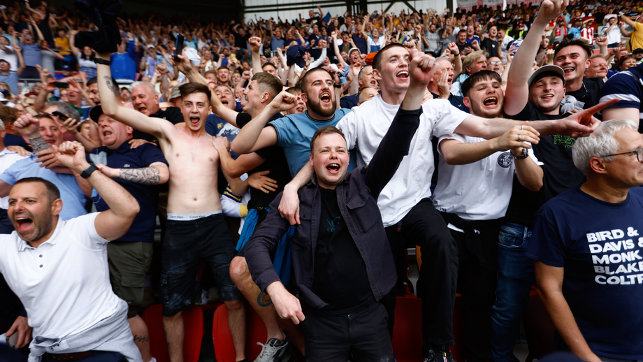 Premier League vai permitir adeptos em pé 28 anos depois