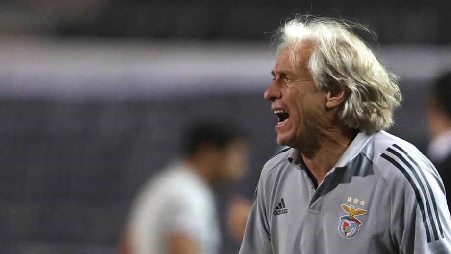 Uns choram... outros empurram-no: quando Jorge Jesus se exalta até lhe salta a pastilha