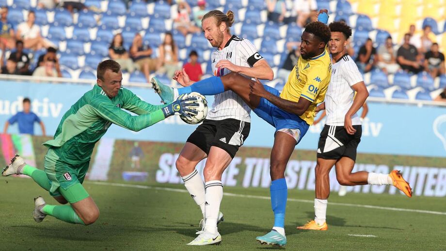 Primeira meia hora eficaz permite triunfo do Fulham sobre o Estoril