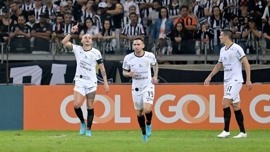 Corinthians de Vitor Pereira dá volta e vence diante do campeão