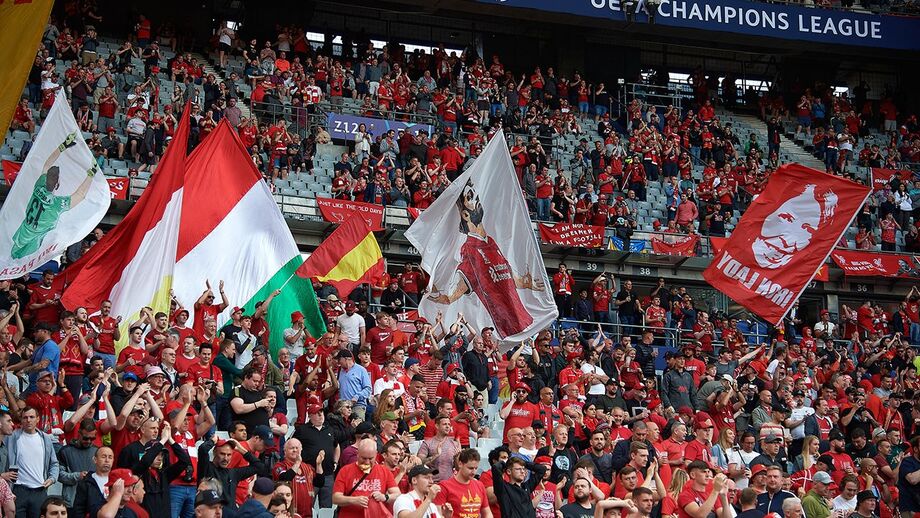 UEFA vai permitir adeptos em pé nos jogos europeus de equipas inglesas, alemãs e francesas