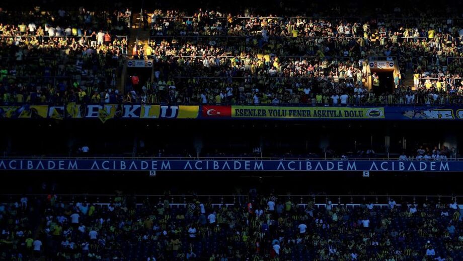 UEFA abre investigação disciplinar ao Fenerbahçe após adeptos entoarem o nome de Putin