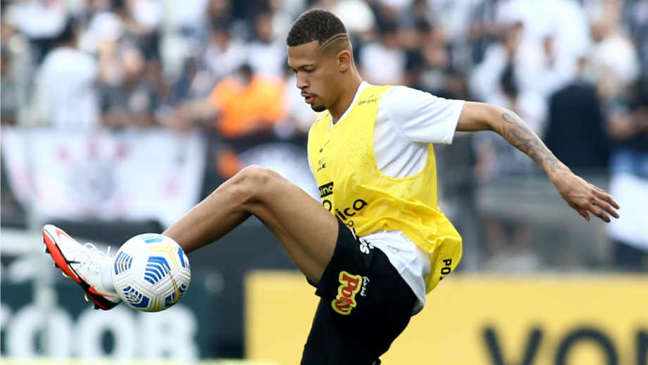 Jogador do Corinthians acompanhado pelo diretor-desportivo do Benfica